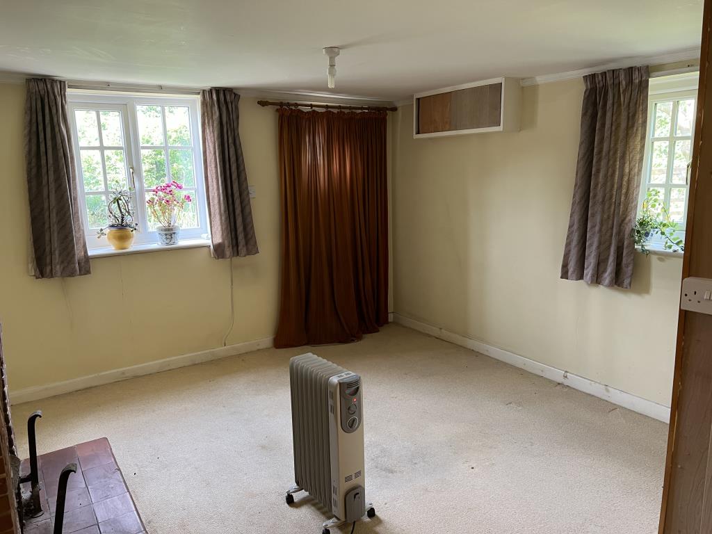 Lot: 25 - TWO-BEDROOM COTTAGE IN NEED OF IMPROVEMENT - Living of Spraggs Cottage a two bedroom cottage in need of improvement